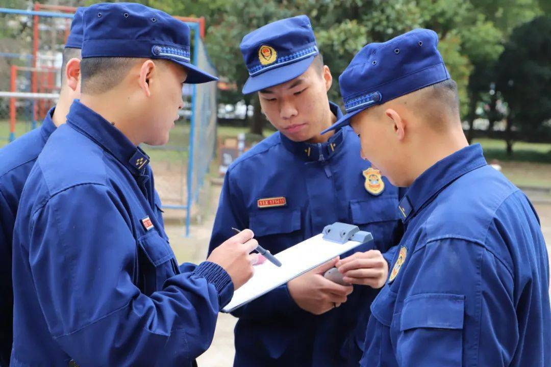九游体育手机版包含冰球淘汰赛，泰山海豚队与滇池铁骑队读秒扳平，体能对抗拉满！赛后更衣室沸腾的词条